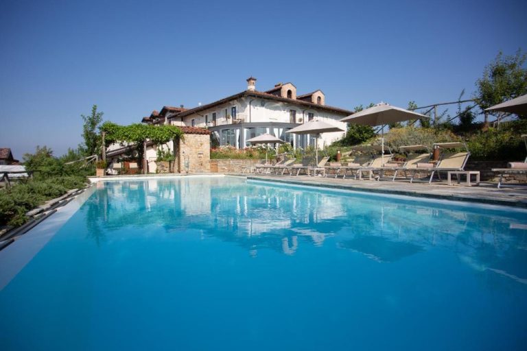 piscina langhe agriturismo con piscina langhe
